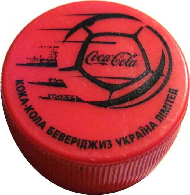 красная Coca-Cola крышка с футбольной графикой и украинской маркировкой