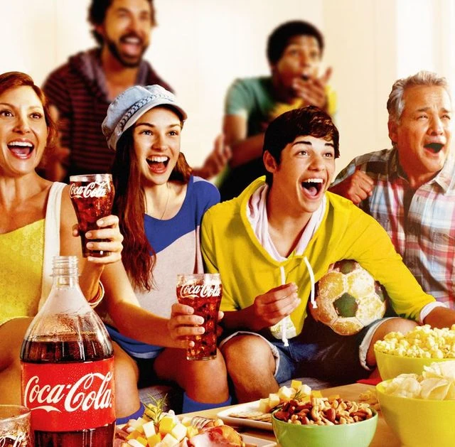 футбольный баннер Coca-Cola со стаканами, мячом и болельщиками